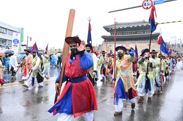 지난 10월 정조대왕능행차 공동재현에 참여한 외국인들이 외국인들이 수원화성 장안문 인근을 행진하고 있다.
