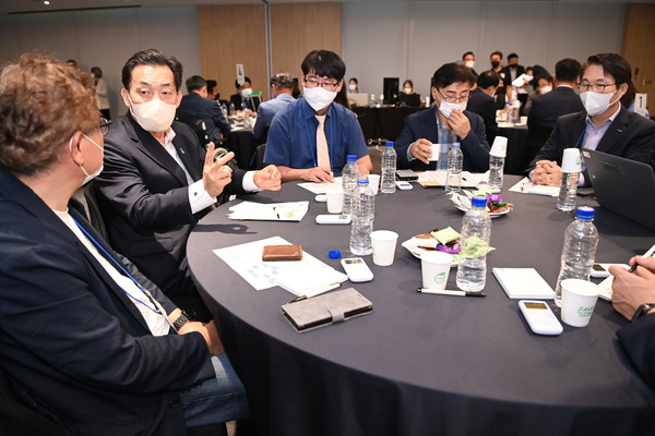 지난 9월 이재준 수원특례시장이 기업인들과 간담회를 열어 기업지원 방안에 대해 이야기를 나누고 있다.