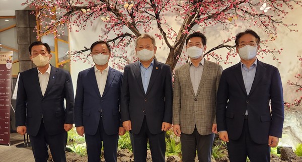지난해 10월 이재준 수원특례시장(왼쪽 첫 번째)을 등 특례시장들이 이상민 행정안전부 장관(가운데)과 면담에서 특례시 지원 건의문을 전달한 뒤 기념촬영을 하고 있다.