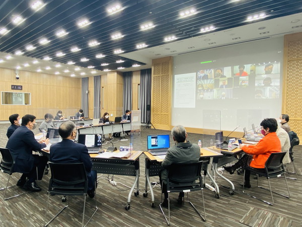 지난해 4월 시민이 만드는 수원특례시 참여본부 공동대표단이 온라인으로 영상회의를 진행하고 있다.