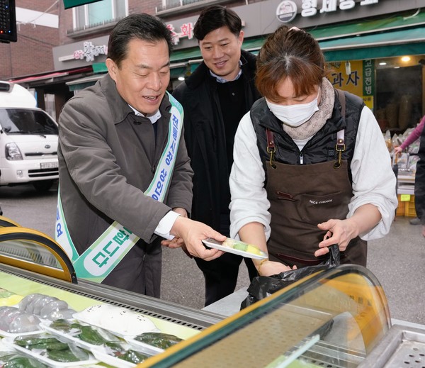 이재준 수원시장이 정자시장에서 장을 보고 있다.
