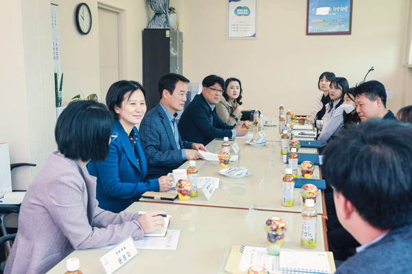 동부출장소 7급 이하 실무자들이 직원 동호회 활성지원 및 실무교육 강화 등 건의사항을 청취 중인 화성시의회 기획행정위원회