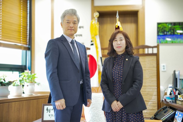 김경희 화성시의회 의장과 정광윤 화성오산교육지원청 신임 교육장