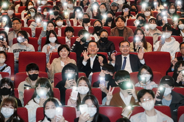 지난 4월8일 청소년문화센터에서 열린 수원청소년참여기구연합발대식에서 이재준 수원특례시장(가운데)과 청소년들이 휴대폰 손전등을 활용한 퍼포먼스를 펼치고 있다.