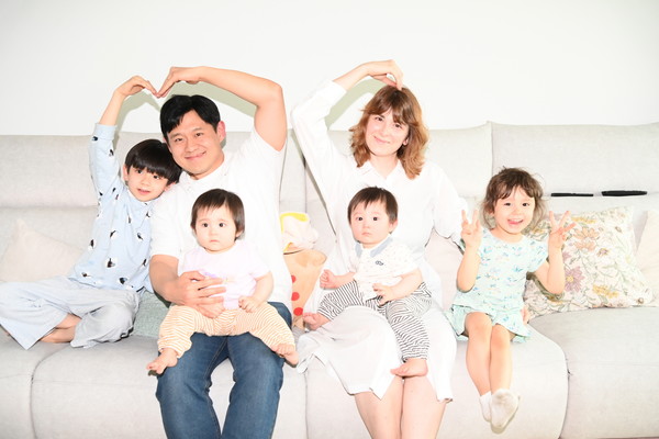수원시와 이웃들의 도움으로 화재 사고를 딛고 다시 환한 웃음을 되찾은 최민웅씨 가족.