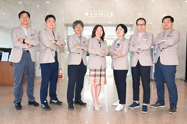 수원시 새빛민원실에서 원스톱서비스를 제공하고 있는 베테랑 팀장들이 기념촬영을 하고 있다.