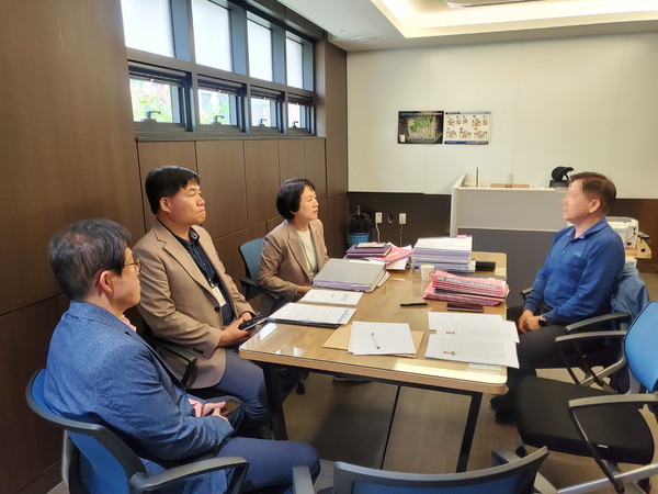 수원시 새빛민원실에 접수된 민원을 해결하기 위해 베테랑 팀장들이 현장을 방문해 관계자들과 협의하고 있다.