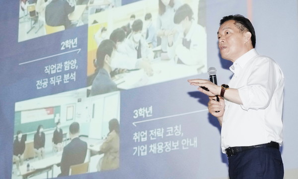 이재준 수원특례시장이 지난 3월27일 한봄고에서 직업계고 학생들을 위한 특강을 하고 있다.