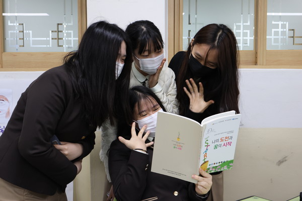 수원지역 직업계고 학생들이 올해 진행된 진로캠프에 참여하고 있는 모습.