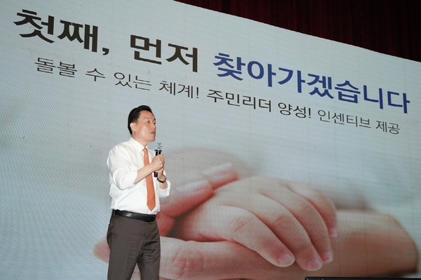 지난 3월20일 통합돌봄 500인 원탁토론회에서 이재준 수원특례시장이 수원새빛돌봄 사업에 대해 설명하고 있다.