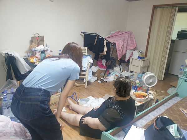 동행정복지센터 직원이 주거위기가구를 방문해 생활실태를 파악하고 있다.