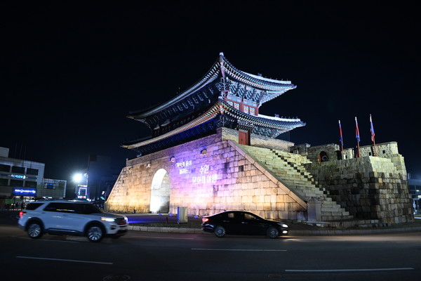 수원화성 팔달문 벽면에 ‘기억의 문이 열리는 수원 문화재 야행’이라는 조명 전시가 비춰진 모습.