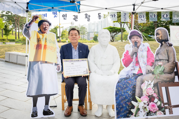 지난 13일 장안공원에서 열린 ‘제11차 세계 일본군 ‘위안부’ 피해자 기림일 행사에 참석한 이재준 수원특례시장이 기념촬영을 하고 있다.