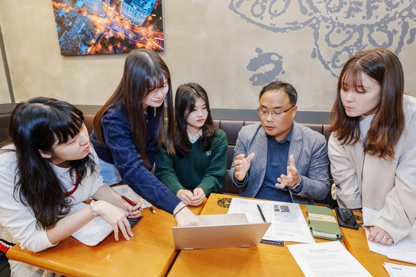 지난 11월3일 아주대학교 행정학과 학생들과 수원시 최성혁 팀장이 조모임 수업을 진행하고 있다.