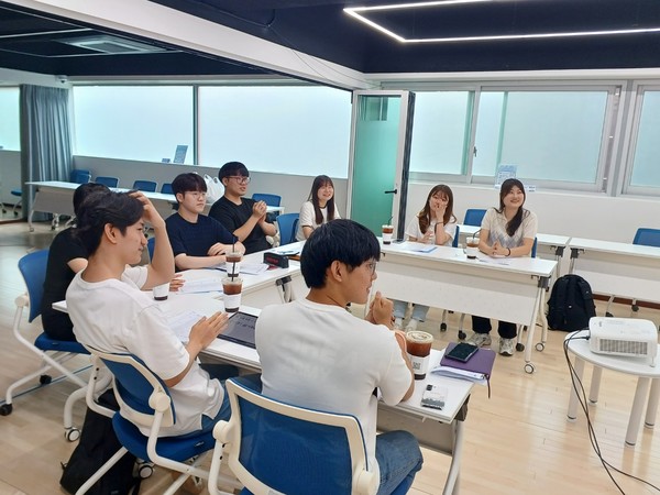지난 7월 수원시와 아주대학교의 협업으로 새빛톡톡 활용 수업 개설을 앞두고 사전 선발된 학생들이 조장회의를 진행하고 있다.