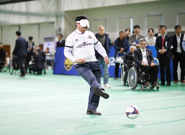 시범 축구하는 화성시의회 오문섭 부의원장