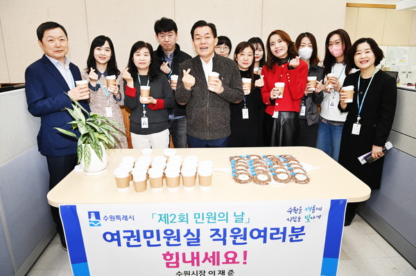 이재준 시장이 여권민원실 공무원들과 함께하고 있다.