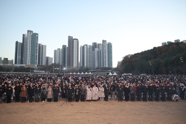 내빈들과 시민들이 함께 국민의례하는 모습