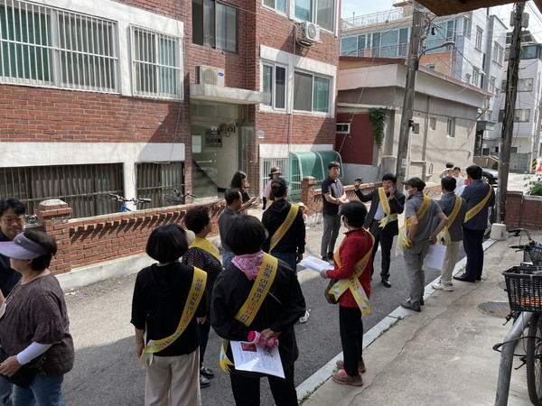 파장동 주민자치회가 골목에 미니소방서 설치를 위해 현장조사를 하고 있다.