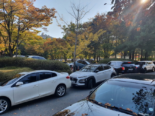 주차장 확대 전 붐비던 정발산공원 주차장.