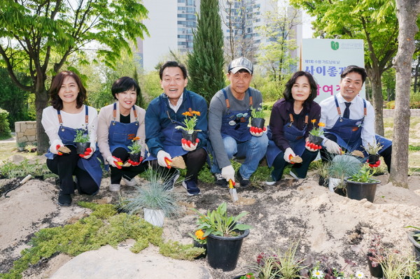 지난 4월 제1회 가드닝의 날 행사에서 이재준 시장과 참석자들이 꽃을 심기 전 기념사진을 찍고 있다.