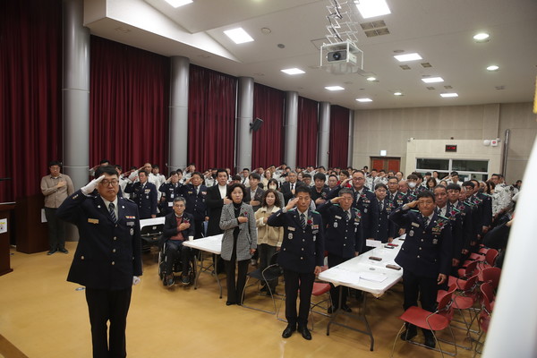 경례하는 민간기동자율방범대원 단체 사진