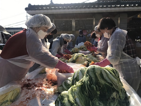수원시자원봉사센터 자원봉사자들이 김장봉사를 하고 있다.