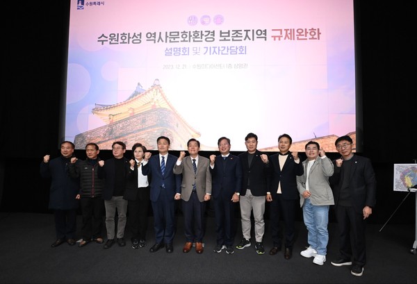 이재준 시장(왼쪽 6번째), 김영진 의원, 김승원 의원 등이 함께하고 있다.