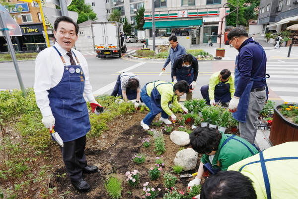 손바닥정원 조성에 참여하고 있는 이재준 시장.