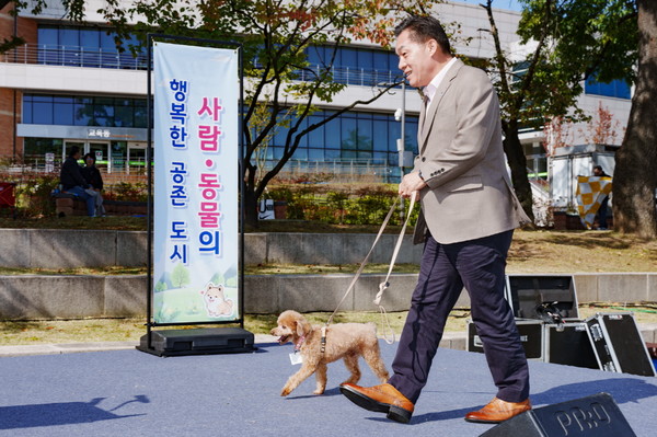 수원시 반려동물 축제에 참석한 이재준 시장.