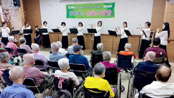 수원도시공사는 한국문화예술위원화가 주관한 ‘공공영역 문화다양성 우수사례 공모전’에서 특별상을 받았다고 8일 밝혔다. 사진은 우수사례로 선정된 장안구민회관의 ‘찾아가는 문화사랑방’의 공연 모습.