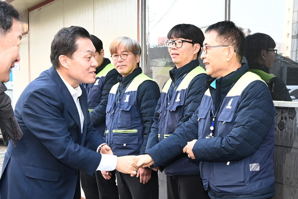 이재준 시장이 실무원들을 격려하고 있다.