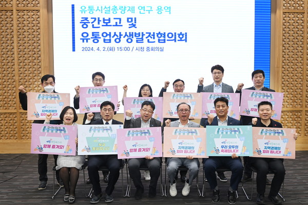 김현수 수원시 제1부시장(앞줄 왼쪽 3번째)과 유통업상생발전협의회 관계자들이 함께하고 있다.