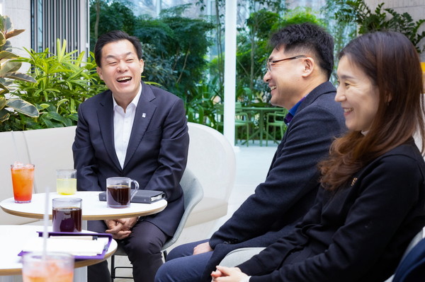 이재준 시장이 지난 2월 새빛민원실을 찾은 국토교통부 고객만족센터 관계자들과 이야기를 나누고 있다.