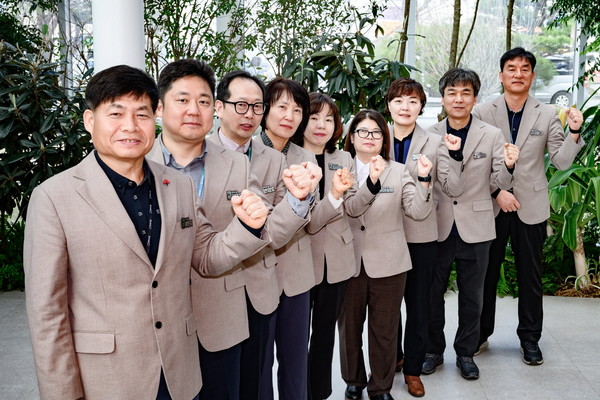 새빛민원실 베테랑 팀장들이 실내 정원에서 함께하고 있다.