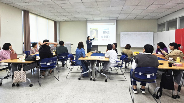 수원시장애인가족지원센터에서 운영하는 부모 프로그램에 장애인 부모들이 참여하고 있다.