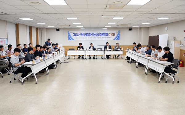 화성시의회 도시건설위원회 소속 의원들이 화성시 측량협회 회의 안건을 청취하는 모습