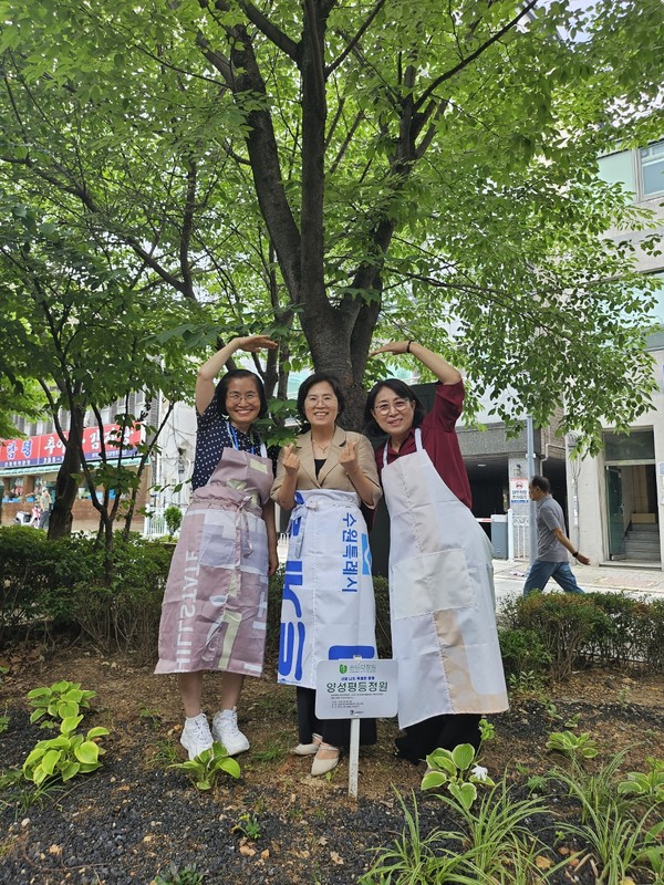 임화선 수원시가족여성회관 관장(왼쪽), 이지영 경기도여성단체협의회 수원시지회 명예회장(가운데), 소진순 경기도여성단체협의회 수원시지회 회장(오른쪽)이 함께하고 있다.