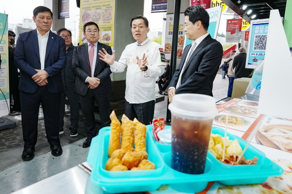 지난해 4월 다회용기를 사용하는 협약을 맺은 수원KT위즈파크에서 이재준 수원시장과 관계자들이 다회용기를 두고 이야기를 나누고 있다.