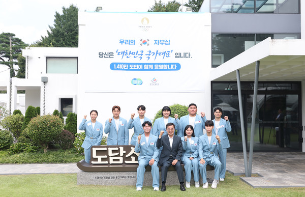 20일 오전 도담소에서 열린 2024 제33회 파리올림픽 경기도 선수단 환영식에서 김동연 경기도지사가 파리올림픽 출전선수단과 기념촬영을 하고 있다.