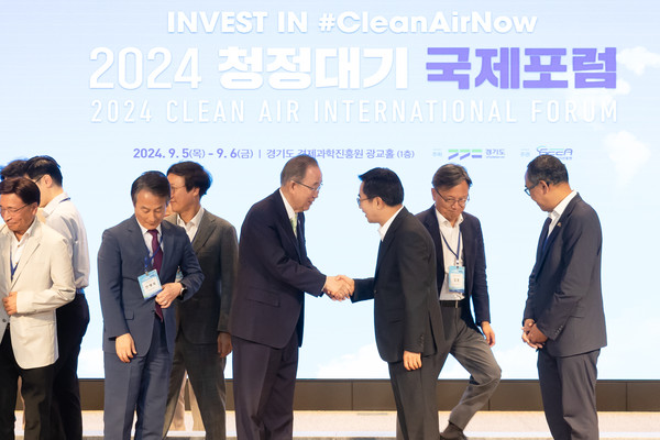 5일 오전 경기경제과학진흥원에서 열린 2024 청정대기 국제포럼에서 김동연 경기도지사가 반기문 반기문재단이사장과 인사를 나누고 있다.