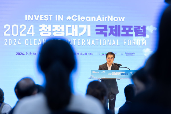 5일 오전 경기경제과학진흥원에서 열린 2024 청정대기 국제포럼에서 김동연 경기도지사가 개회사를 하고 있다.