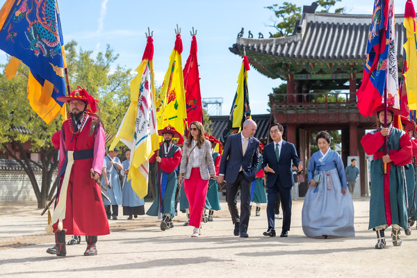 30일 오전 화성행궁에서 열린 경기도-유타주 MOU 체결식에서 김동연 경기도지사와 미국 유타주 스펜서 제임스 콕스 주지사가 화성행궁에 입장하고 있다.김동연 지사 “첨단제조업, 생명과학, 항공우주, IT 등에서 양 지역 경제 성장의 새로운 기회 창출”