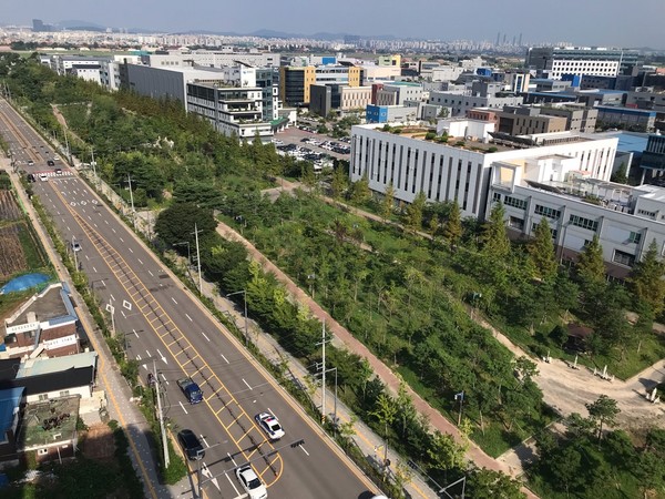 수원델타플렉스 주변에 조성된 미세먼지차단숲 전경.