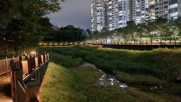 한산공원 데크 산책로.