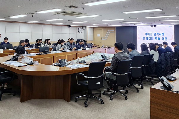 지난해 11월 수원시 데이터 분석 사례 및 데이터 포털 개편 보고회에 참석한 수원시 관계자들이 데이터 분석 사례를 공유하고 있다.