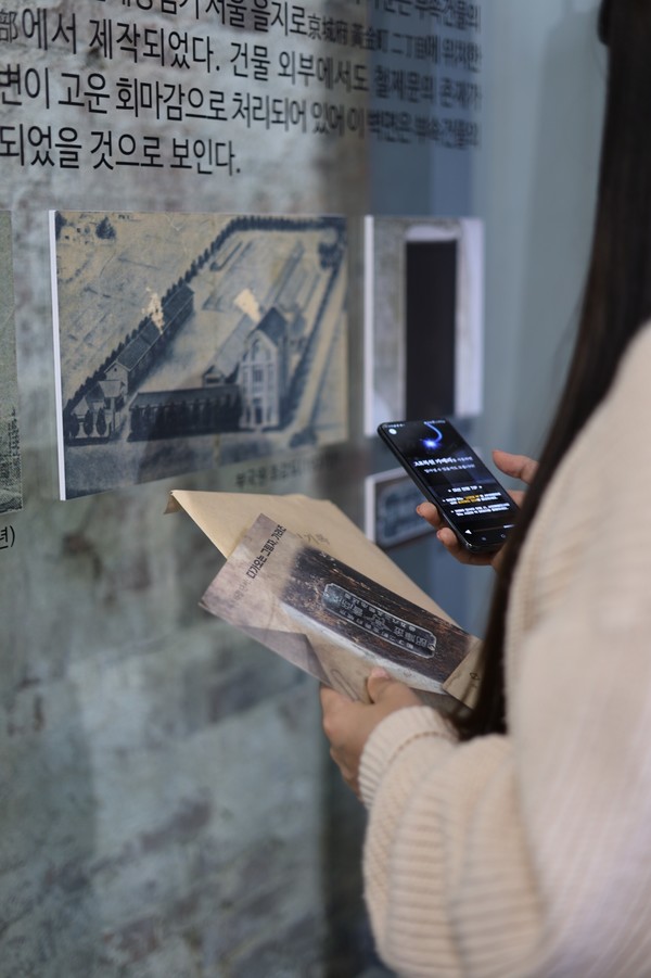 ICT 기술을 활용한 투어 콘텐츠 ‘수원역’ 게임을 수행하는 장면.