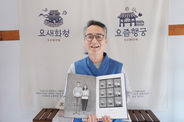 수원시 관광브랜드 ‘요새화성, 요즘행궁’의 행궁가게 관광상품화에 참여한 한 공방거리 상인이 행궁사랑채에서 관광객들을 맞이하고 있다.