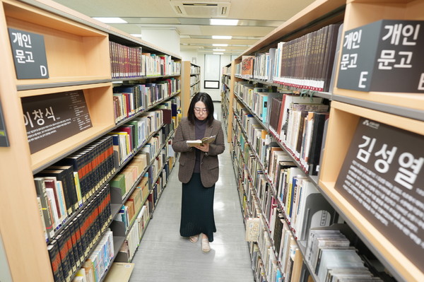 선경도서관 3층 수원학자료실 한켠에 마련된 개인문고에서 책을 보고 있다.