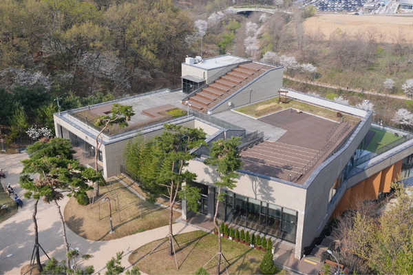 수원시 영통구 광교호수공원 한쪽에 위치한 광교푸른숲도서관 전경.